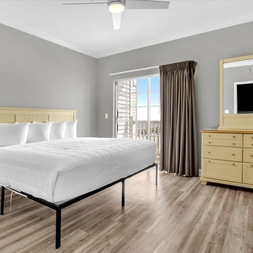 5th bedroom with ensuite with King and Oceanfront view