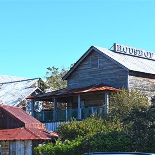 Lots of Local Food and Attractions Nearby!