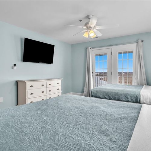 3rd Floor Bedroom w/ Queen and Twin. Balcony View