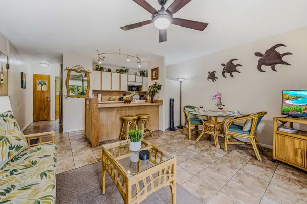 Open-concept dining area connected to the fully equipped kitchen.