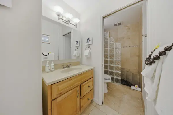 Fresh & Modern Full Bathroom