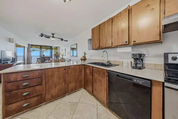 Fully Equipped Kitchen For Effortless Island Dining