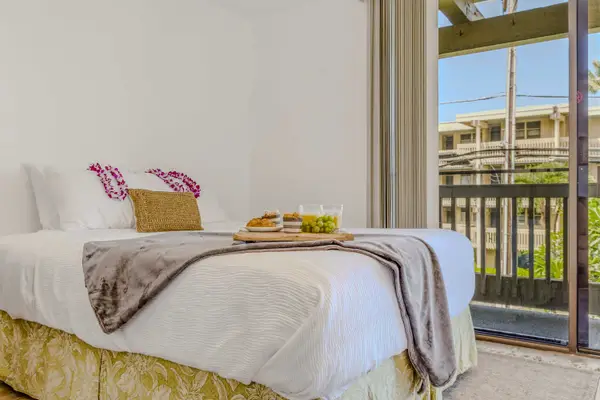 Cozy Bedroom With Private Balcony Access