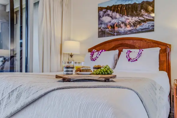 Inviting bed setup with premium linens, a decorative throw, and stylish wall art. 🛏️
