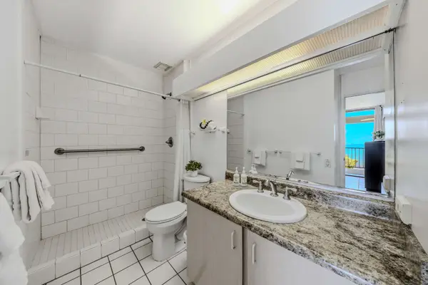 Fresh And Bright Bathroom Retreat
