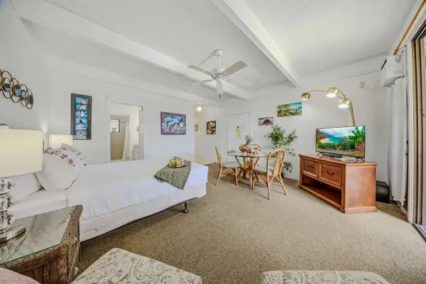 Relax in Your Cozy Hawaiian Retreat