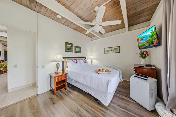 Cozy Air-Conditioned Bedroom Retreat For Cool Island Nights