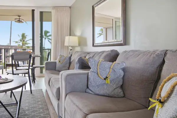 Seamless Indoor-Outdoor Hawaiian Living