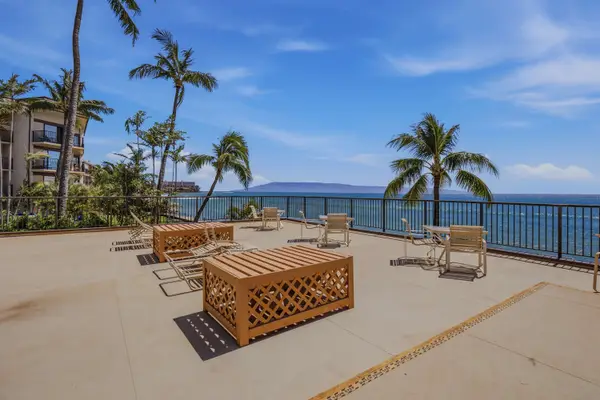Panoramic Oceanfront Sun Deck For Ultimate Relaxation