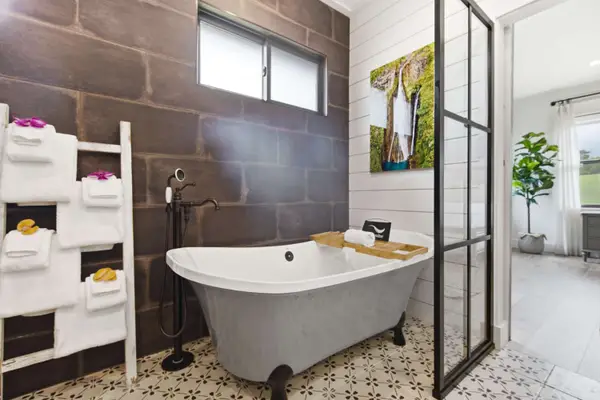Stand-alone soaking tub