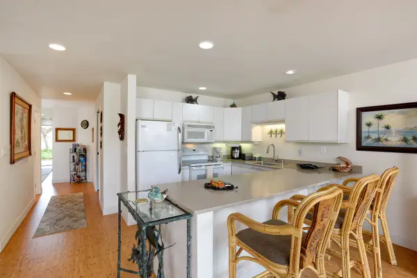 Fully Equipped Kitchen With Breakfast Bar