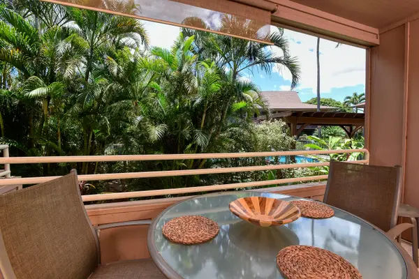 Tropical Lanai Retreat With Lush Garden Views