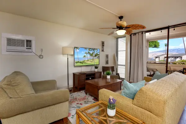 Bright Island Living Room With Relaxing Comfort