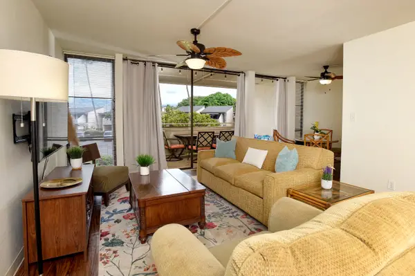 Warm And Welcoming Living Space With Lanai Access