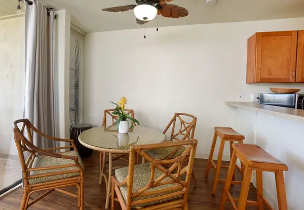 Charming Dining Nook For Relaxed Island Meals