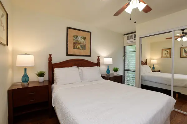 Serene Bedroom With Cozy Island Ambiance