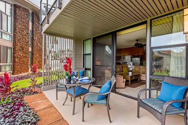 Cozy lanai area