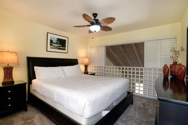 Second bedroom with two twin beds for flexible sleeping