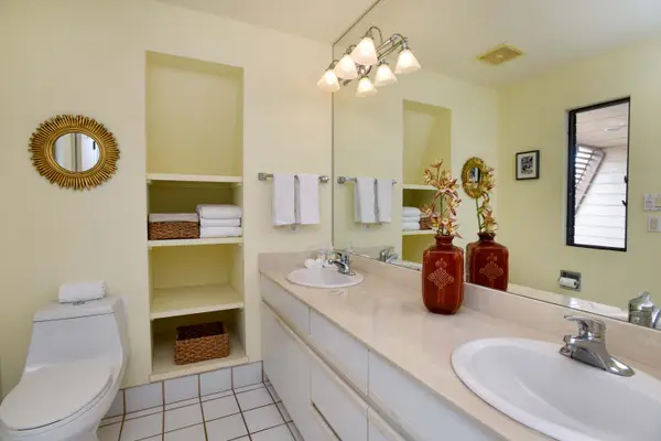 Fresh and Inviting Full Bathroom