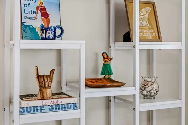 Dining area shelving with Hawaiian books & coastal decor