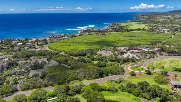 Walking distance to the shops and restaurants at Kukuilula shopping center