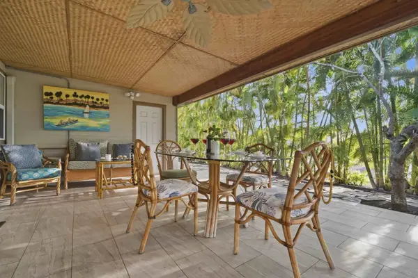 Covered lanai for outdoor dining