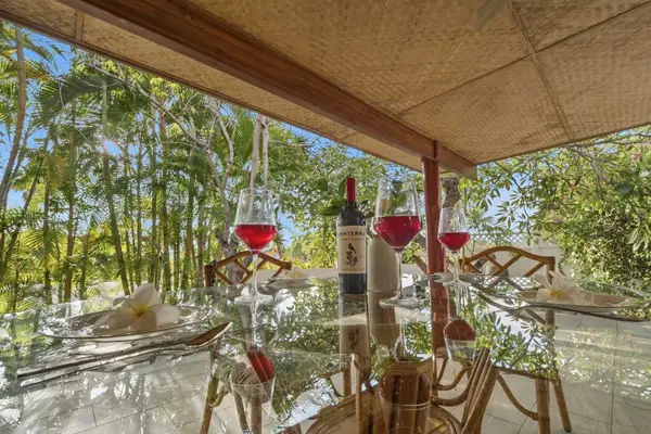 Covered lanai for outdoor dining