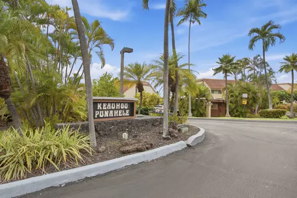 Keauhou Punahele entrance welcomes guests with palms and clear directions