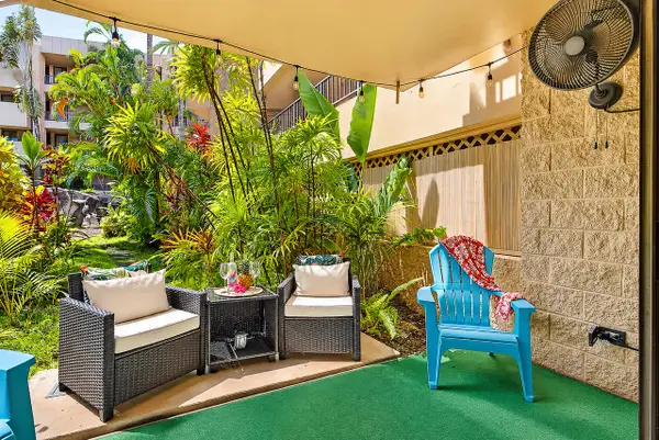 Paki Maui 120 | King Bed, Garden Lanai & Oceanfront Pool.