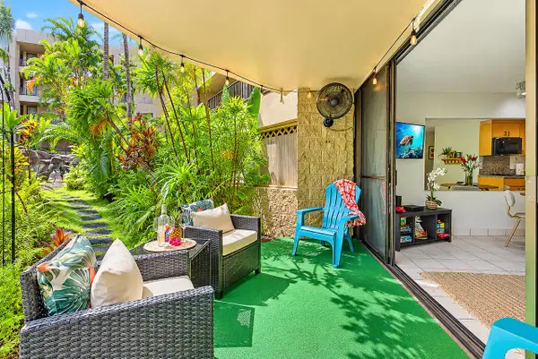 Paki Maui 120 | King Bed, Garden Lanai & Oceanfront Pool.