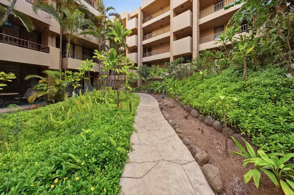 Paki Maui 120 | King Bed, Garden Lanai & Oceanfront Pool.