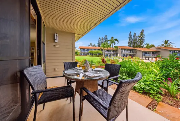 Lanai with seating