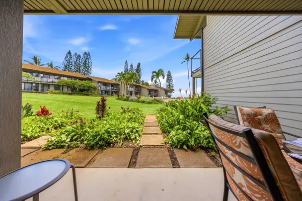 Lanai with seating