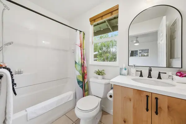 Island Rainforest Grove – Two comfortable homes on one spacious lot that are close to beaches and waterfalls!