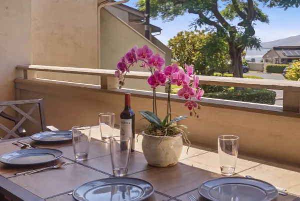 Private lanai with dining