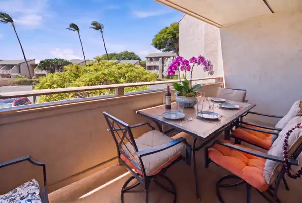 Private lanai with seating