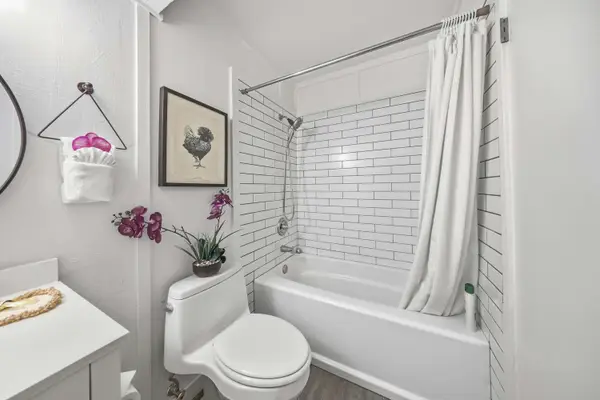 Full secondary bathroom with laundry and tub shower