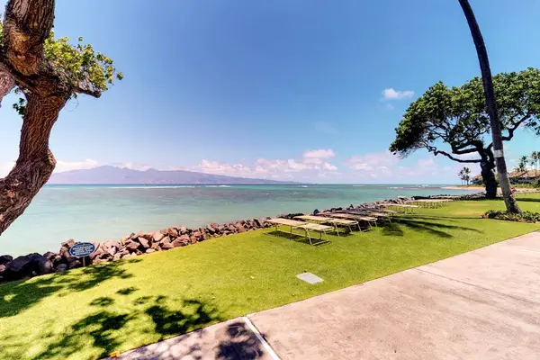 Lawnfront Escape Beside The Sea