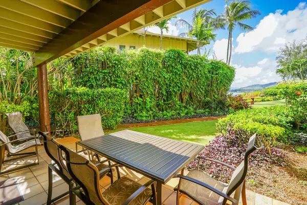 Outdoor Dining Beneath Tropical Breezes