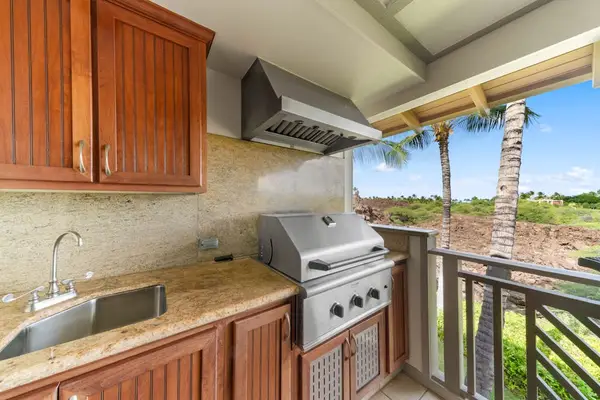 Outdoor Kitchen With Built In BBQ