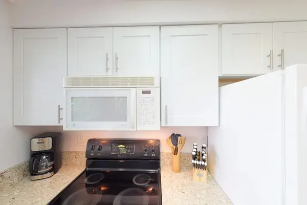 Fully stocked kitchen for all of your coking needs.