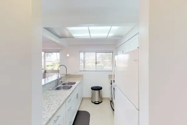 Fully stocked kitchen for all of your coking needs.