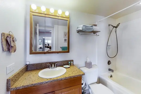 Fresh And Inviting Full Bathroom