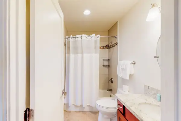 Refresh in the Spacious Full Bathroom