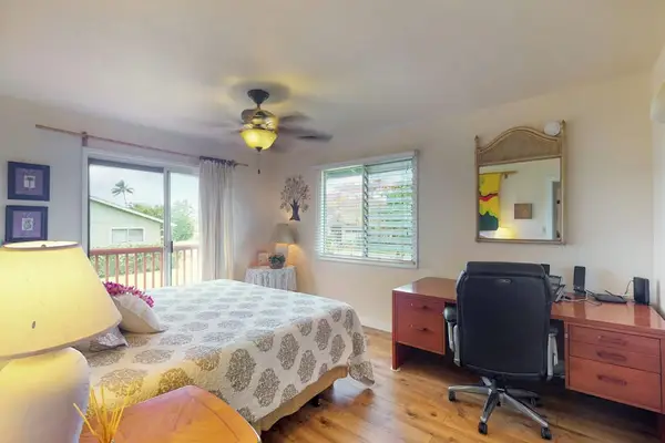 Guest bedroom with queen bed.