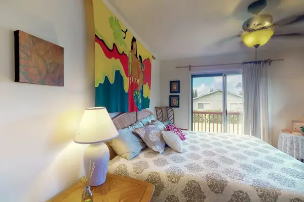 Guest bedroom with queen bed and lanai access.