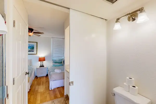 Refresh in the clean and convenient bathroom