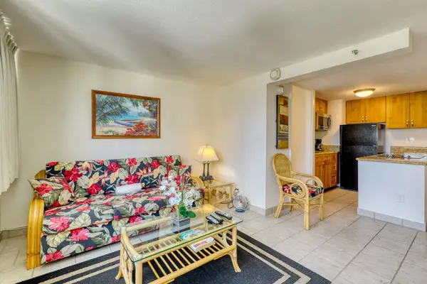 Spacious open-plan living area with a fully equipped kitchen, ideal for extended stays in Waikiki.