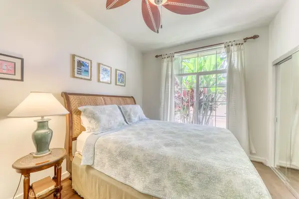 A comfortable retreat offering a queen-size bed and a relaxing atmosphere.
