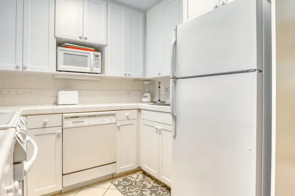 Fresh White Kitchen Ready For Vacation Meals
